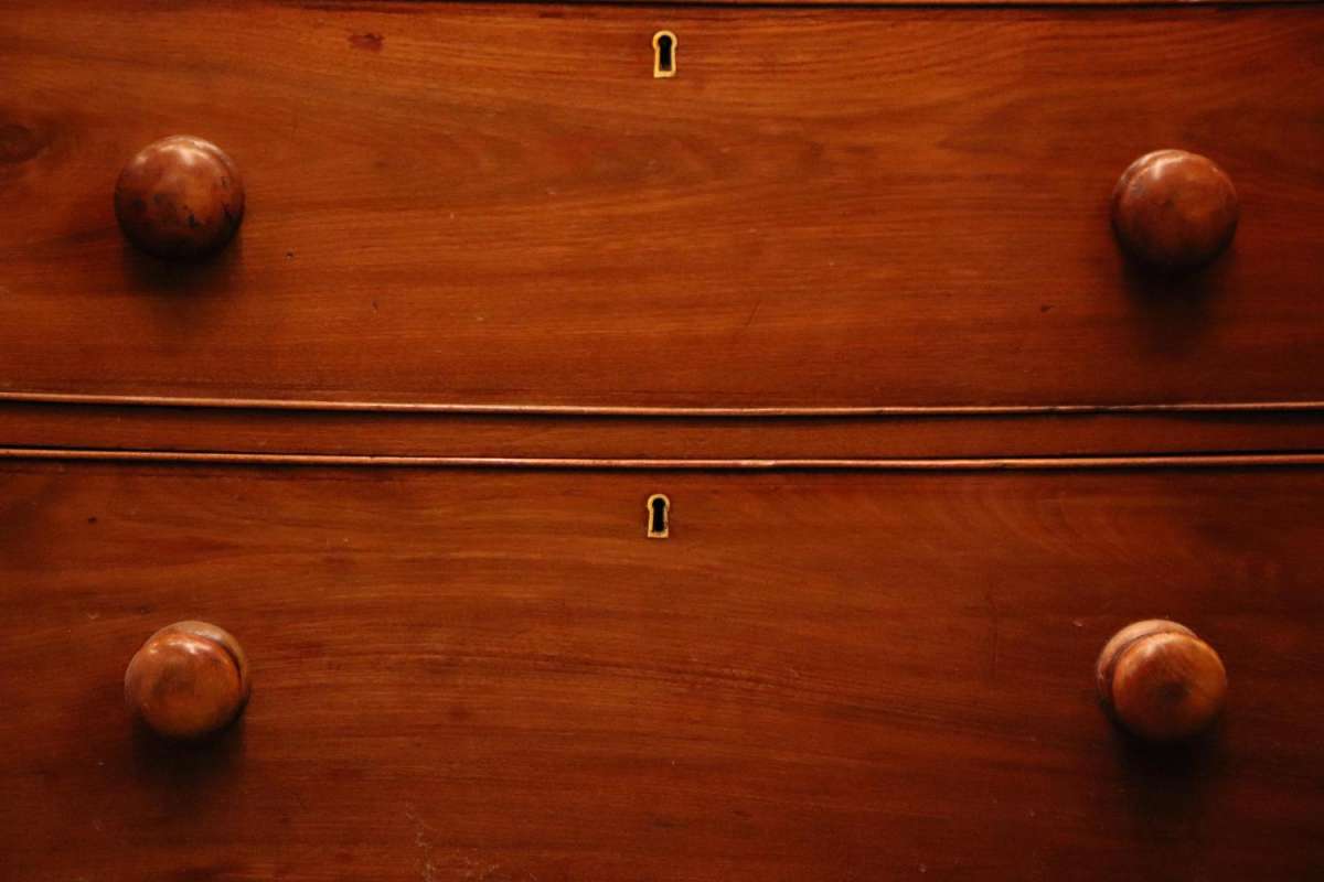 Antike viktorianische Bow Front Kommode aus massivem Mahagoni von ca