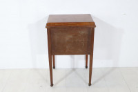 Kleiner englischer Nachtschrank mit feinen Intarsien, auf Rollen | Kleiner englischer Nachtschrank mit feinen Intarsien, auf Rollen Default - Kleiner englischer Nachtschrank mit feinen Intarsien, auf Rollen - Kommoden