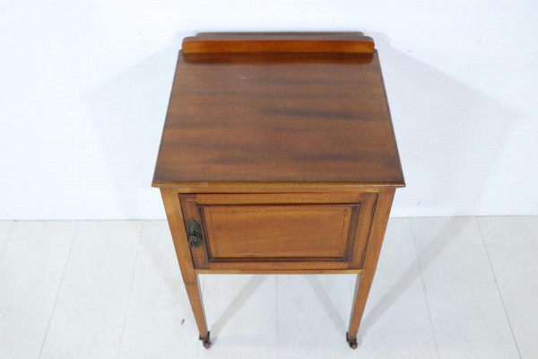 Kleiner englischer Nachtschrank mit feinen Intarsien, auf Rollen | Kleiner englischer Nachtschrank mit feinen Intarsien, auf Rollen Default - Kleiner englischer Nachtschrank mit feinen Intarsien, auf Rollen - Kommoden