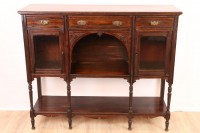 Sideboard mit feinen Schnitzarbeiten und Glastüren Sideboard mit feinen Schnitzarbeiten und Glastüren