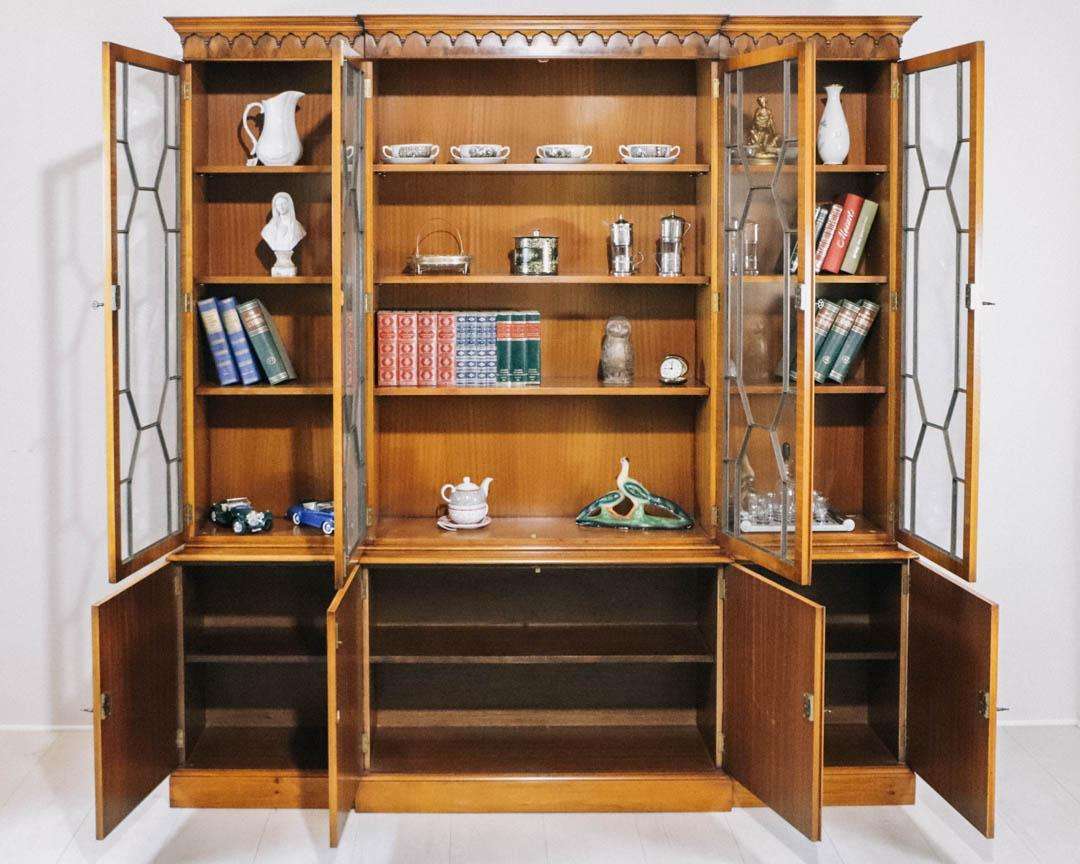 Antikes Breakfront Bookcase/ Bcherregal aus Eibe mit besonderer Patina |  Bcherschrnke | Englische Antiquitten | Mbel | Chesterfieldmbel Shop