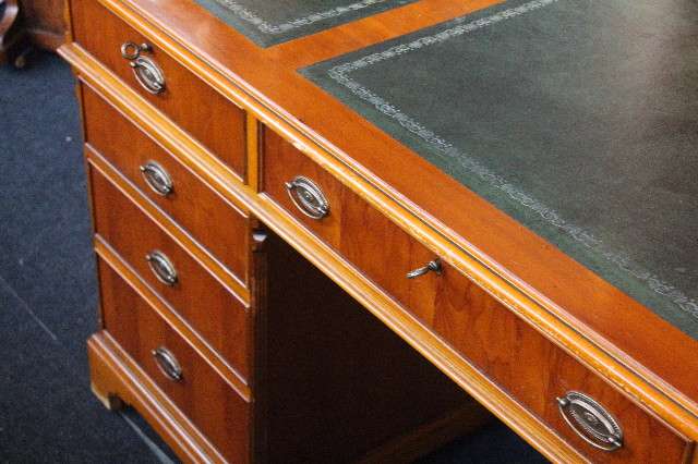 Original antiker englischer Massivholz Schreibtisch Eibe mit Leder |  Schreibtische | Englische Antiquitten | Mbel | Chesterfieldmbel Shop