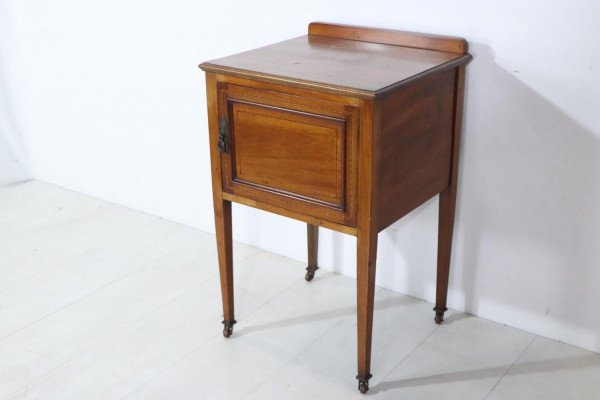 Kleiner englischer Nachtschrank mit feinen Intarsien, auf Rollen | Kleiner englischer Nachtschrank mit feinen Intarsien, auf Rollen Default - Kleiner englischer Nachtschrank mit feinen Intarsien, auf Rollen - Kommoden