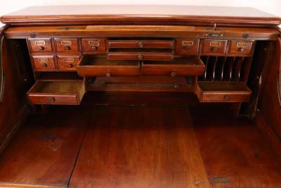 Antiker Rolltop Desk Schreibtisch aus Massivholz mit Schreibmaschine