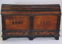 Antike Truhe / chest aus massivem Eichenholz | Antike Truhe, Massives Eichenholz, Kunstvolle Verzierung Default - Antike Truhe / chest aus massivem Eichenholz - Deutsch