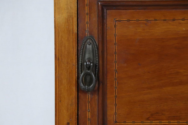 Kleiner englischer Nachtschrank mit feinen Intarsien, auf Rollen | Kleiner englischer Nachtschrank mit feinen Intarsien, auf Rollen Default - Kleiner englischer Nachtschrank mit feinen Intarsien, auf Rollen - Kommoden