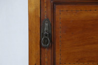 Kleiner englischer Nachtschrank mit feinen Intarsien, auf Rollen | Kleiner englischer Nachtschrank mit feinen Intarsien, auf Rollen Default - Kleiner englischer Nachtschrank mit feinen Intarsien, auf Rollen - Kommoden